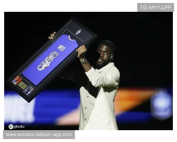 球员退役仪式温情举行 俱乐部举办多项纪念活动，足球球员退役仪式